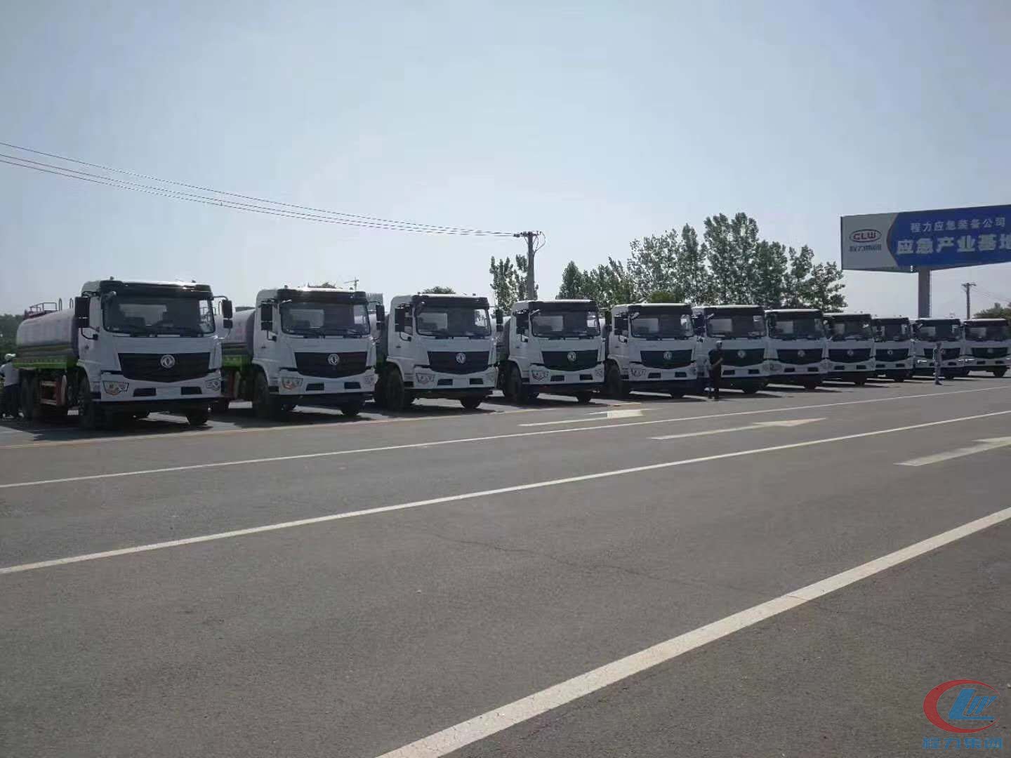 bg大游集团国六东风D3L后双桥抑尘洒水车十台齐发