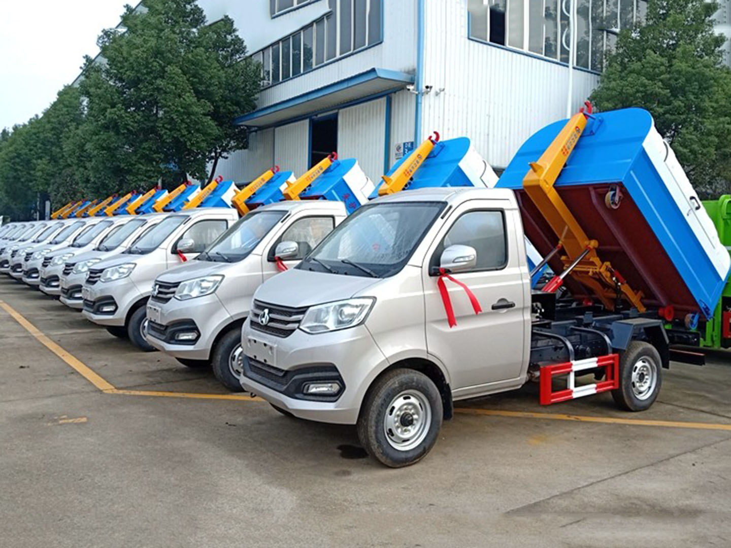 bg大游集团国六长安勾臂垃圾车批量发车