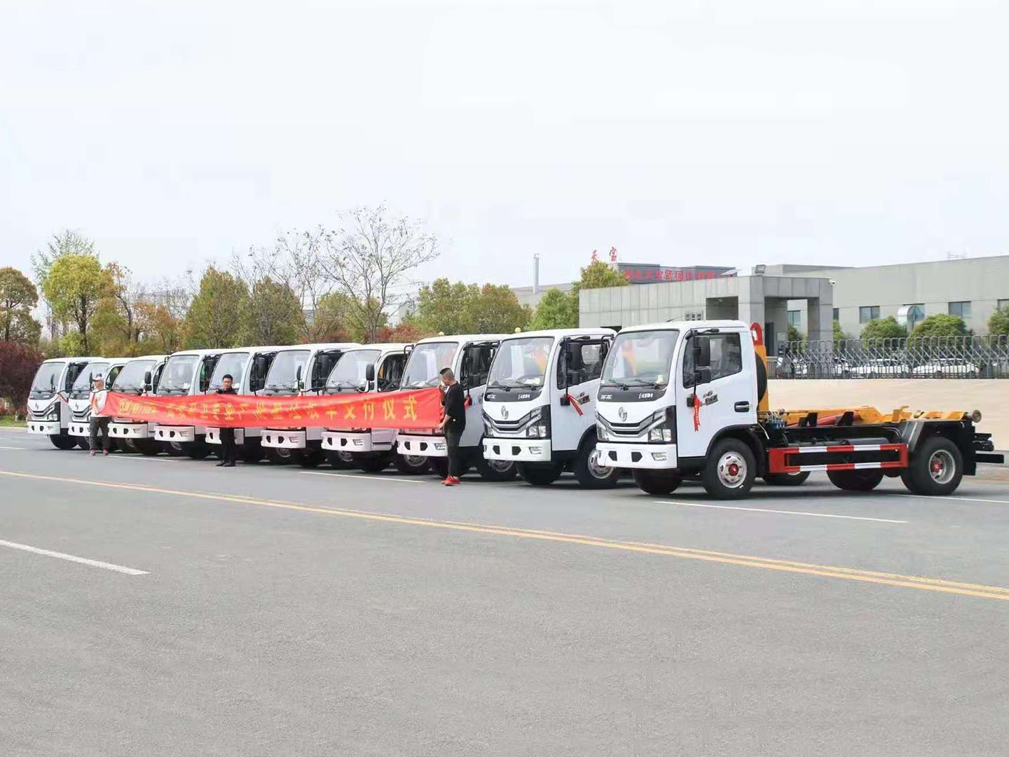 bg大游集团东风多利卡拉臂垃圾车批量发车 
