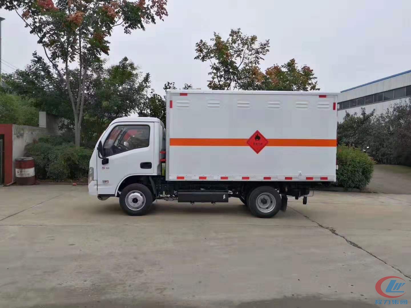 bg大游集团跃进小福星易燃气体厢式运输车侧面图