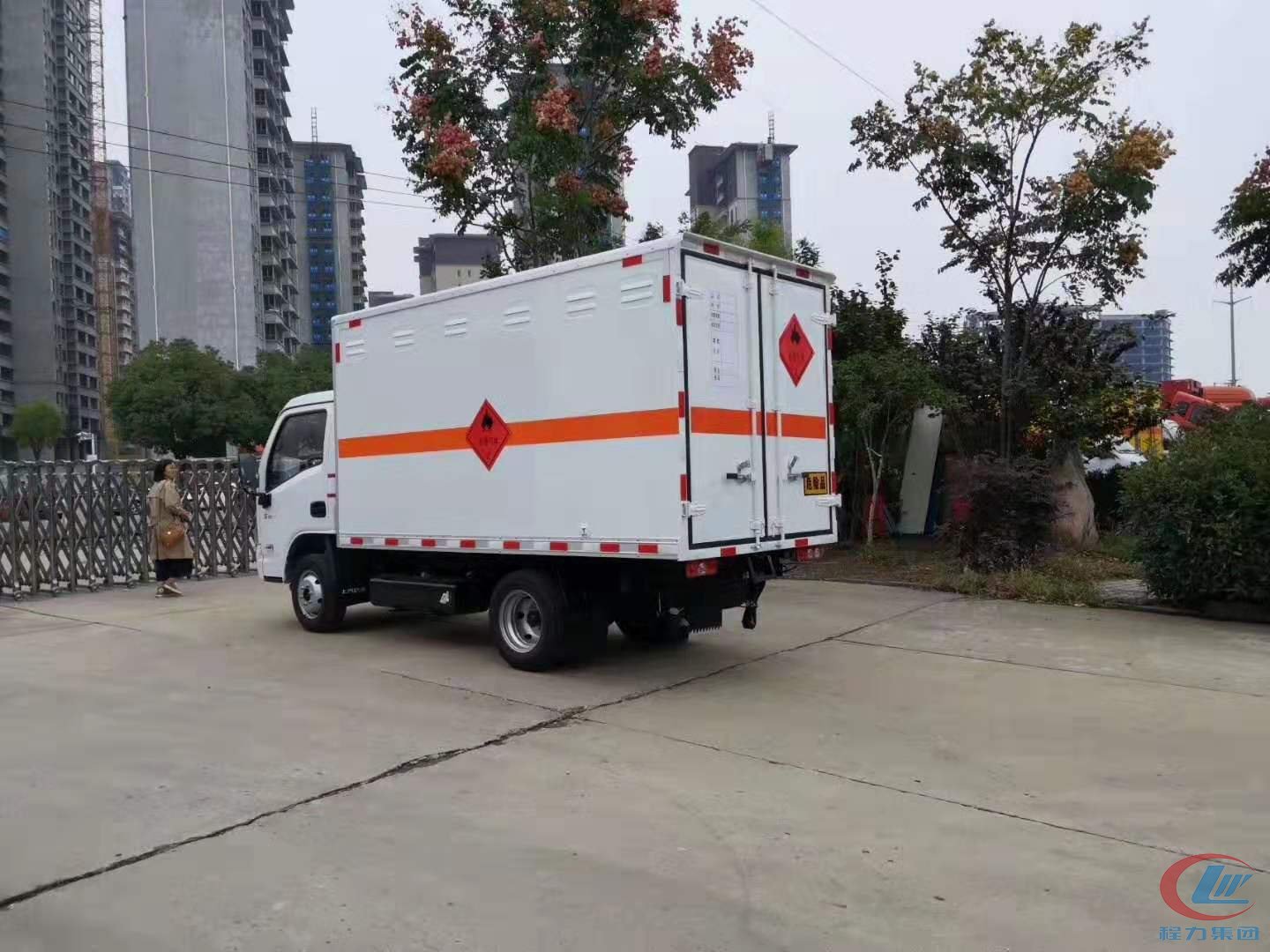 bg大游集团跃进小福星易燃气体厢式运输车侧面图
