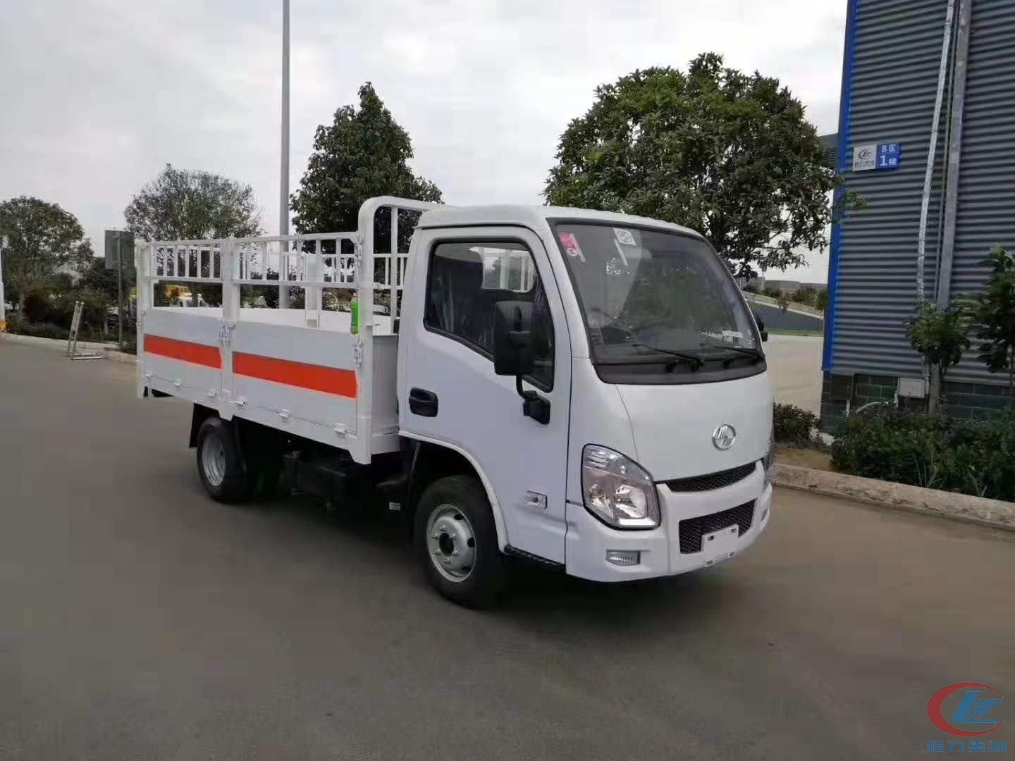 bg大游跃进仓栏式危险品运输车蓝牌