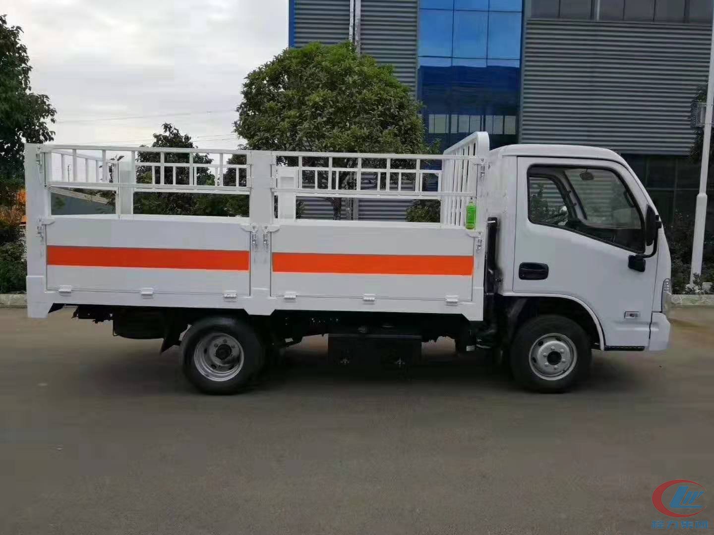 bg大游跃进仓栏式危险品运输车蓝牌侧面图