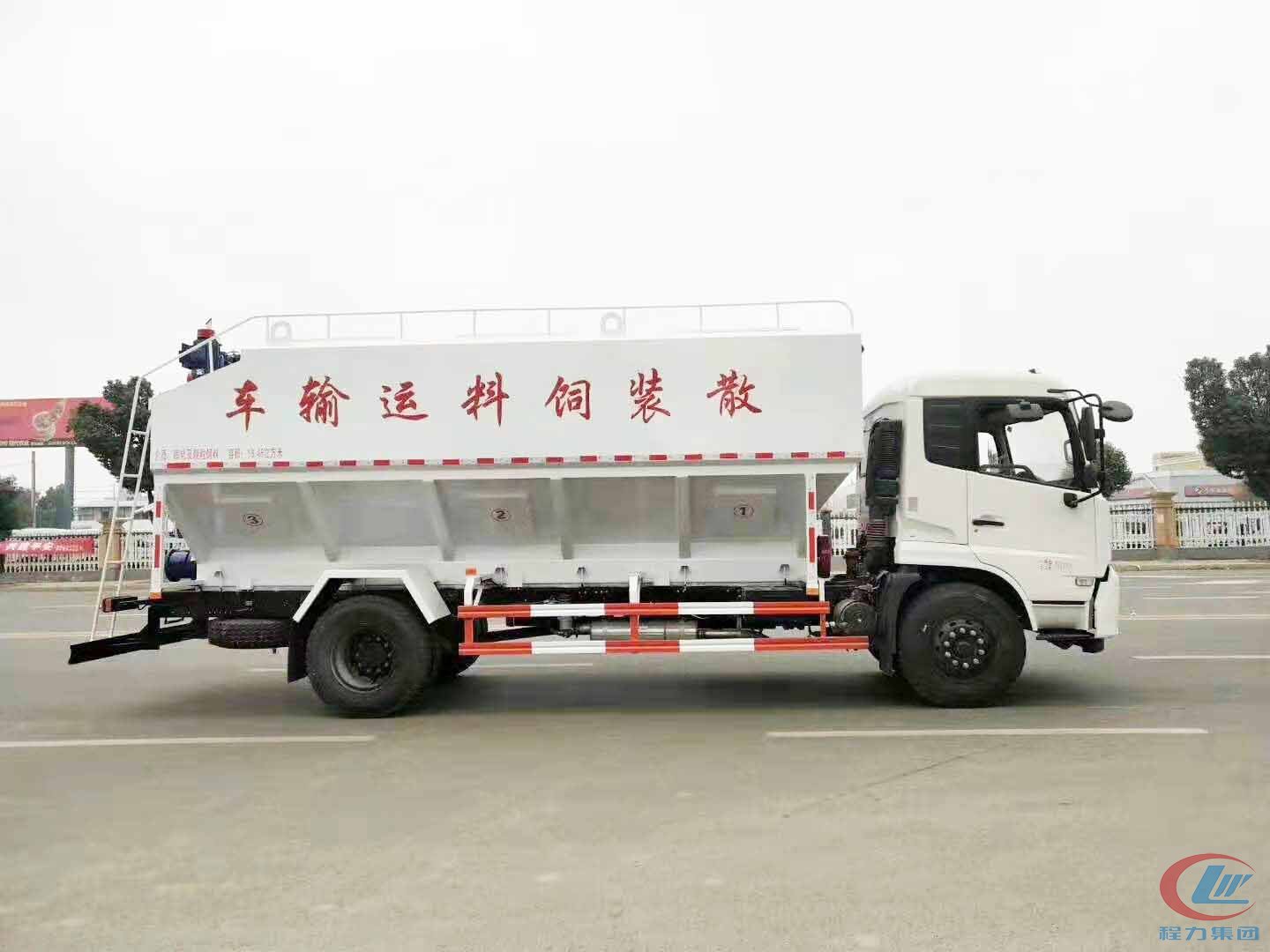 bg大游10吨天锦散装饲料车侧面图