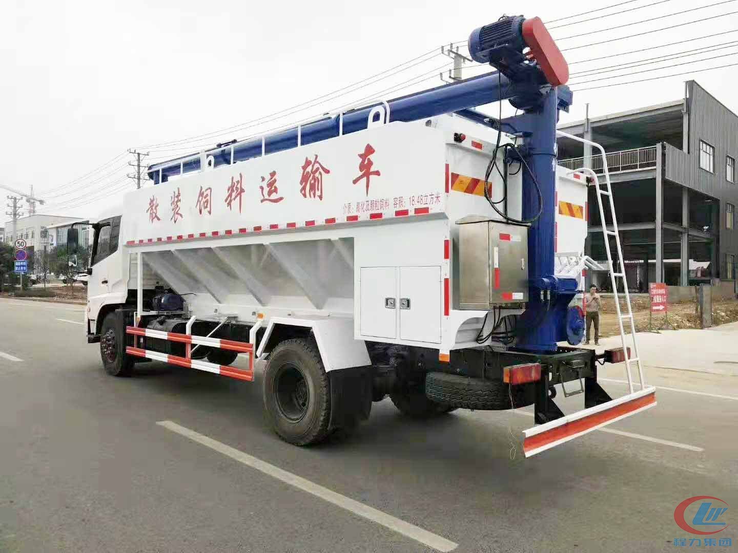 bg大游10吨天锦散装饲料车侧面图