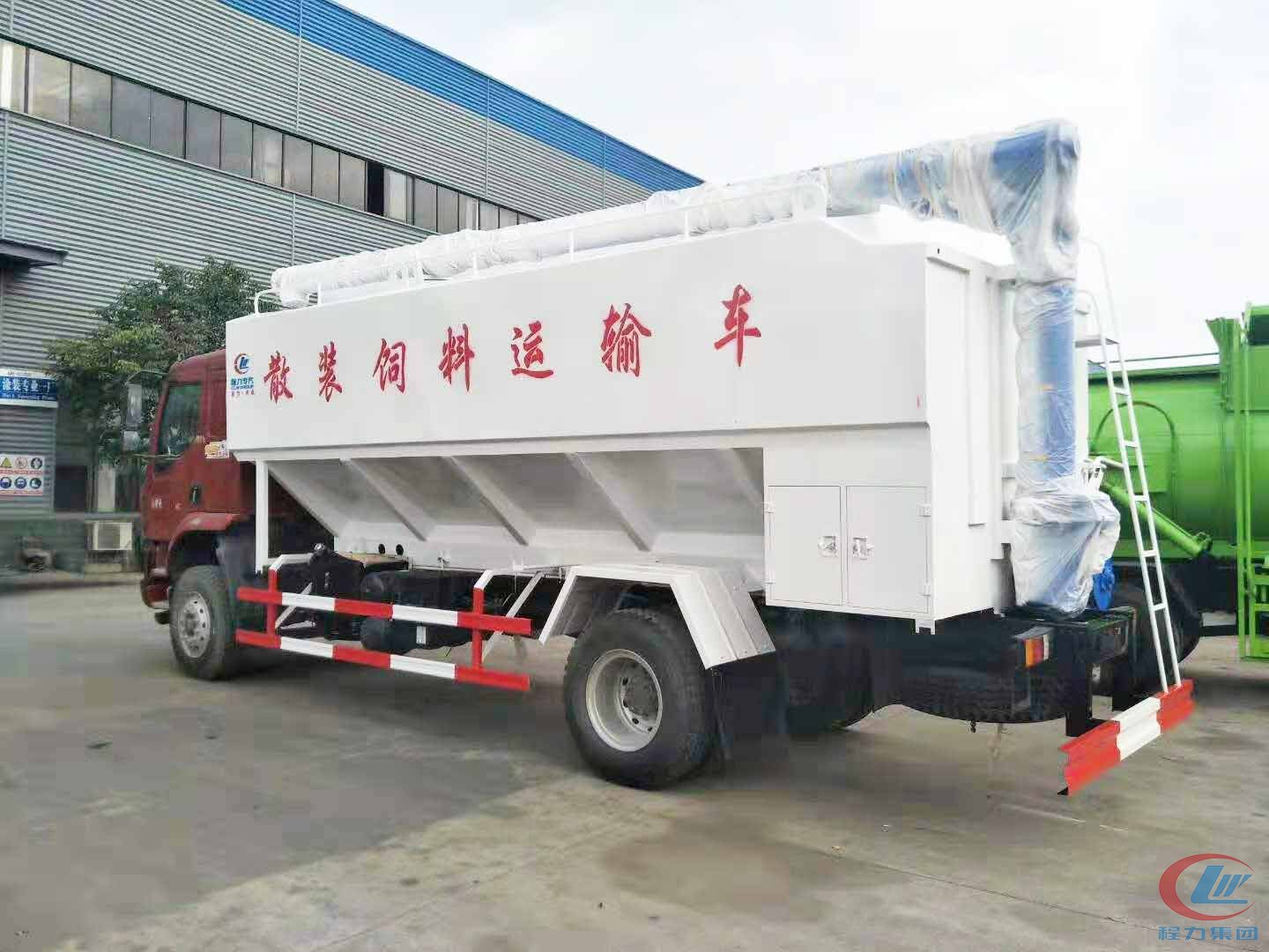 bg大游集团柳汽乘龙散装饲料运输车侧面图