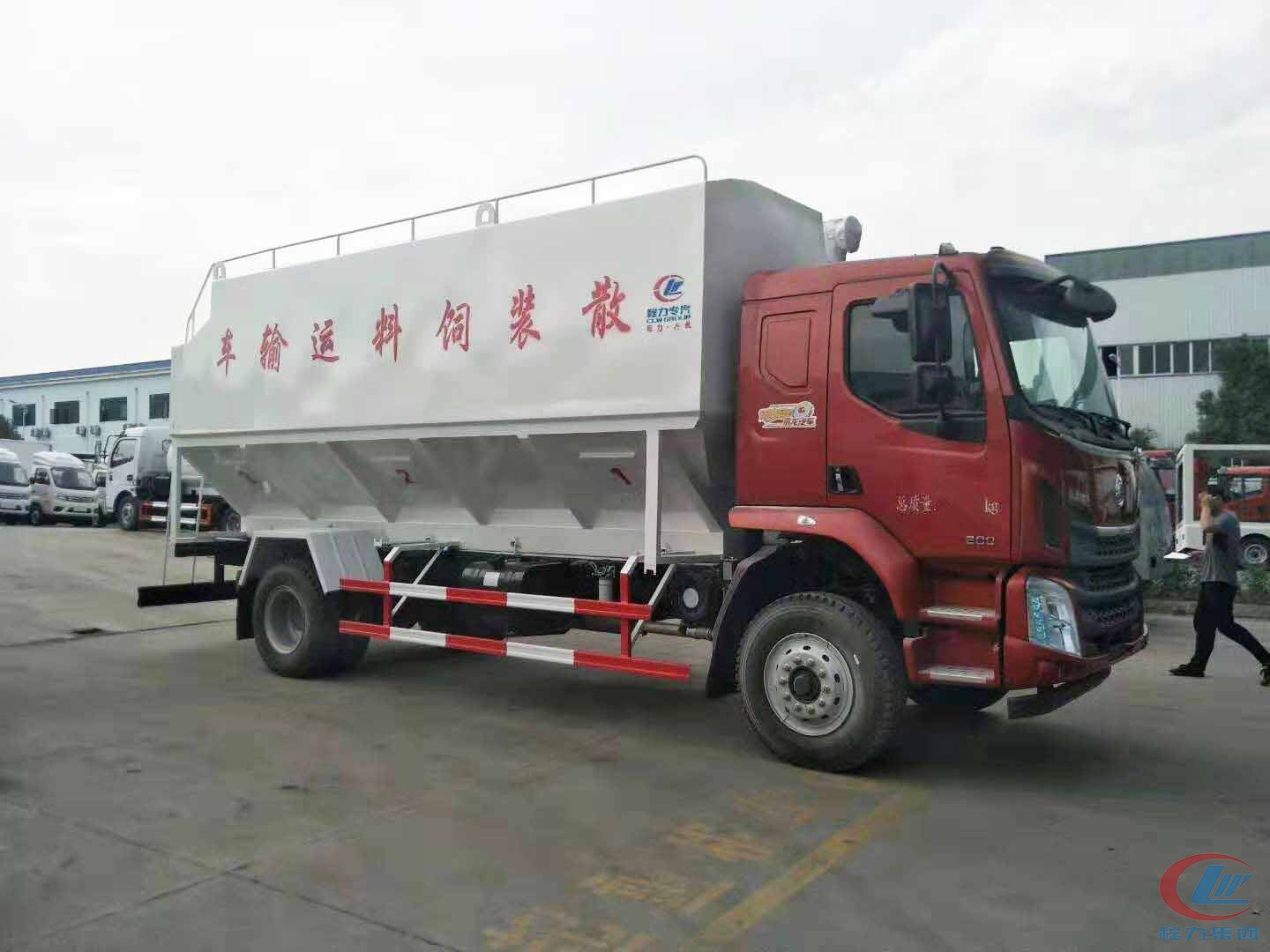bg大游集团柳汽乘龙散装饲料运输车侧面图