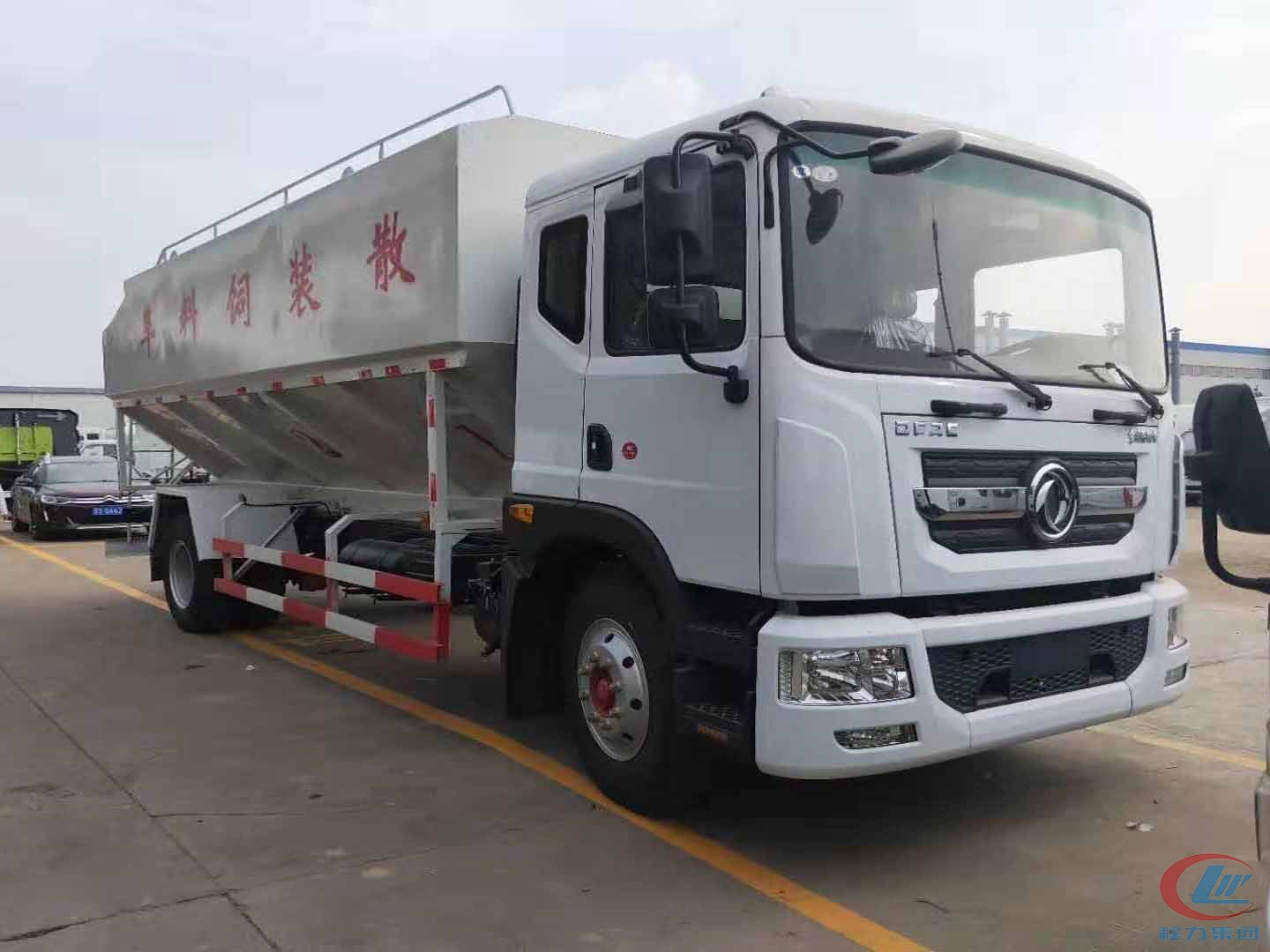 bg大游东风多利卡D9散装饲料运输车高清图