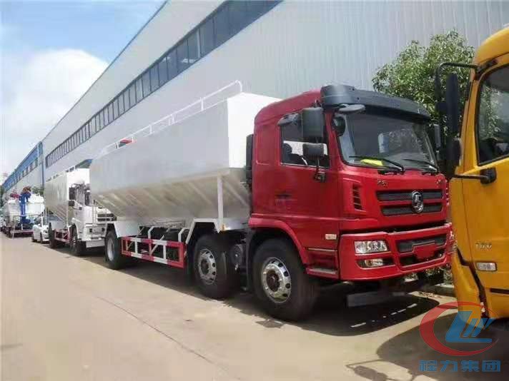 bg大游陕汽轩德小三轴散装饲料车