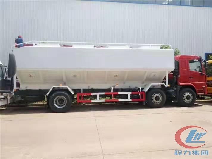 bg大游陕汽轩德小三轴散装饲料车