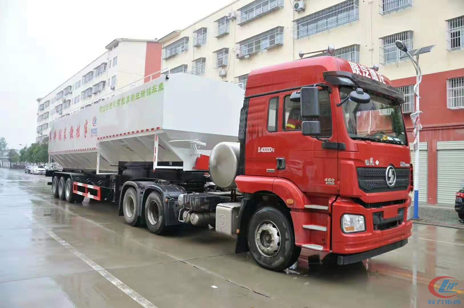 bg大游威牌66方半挂饲料车配陕汽德龙牵引头