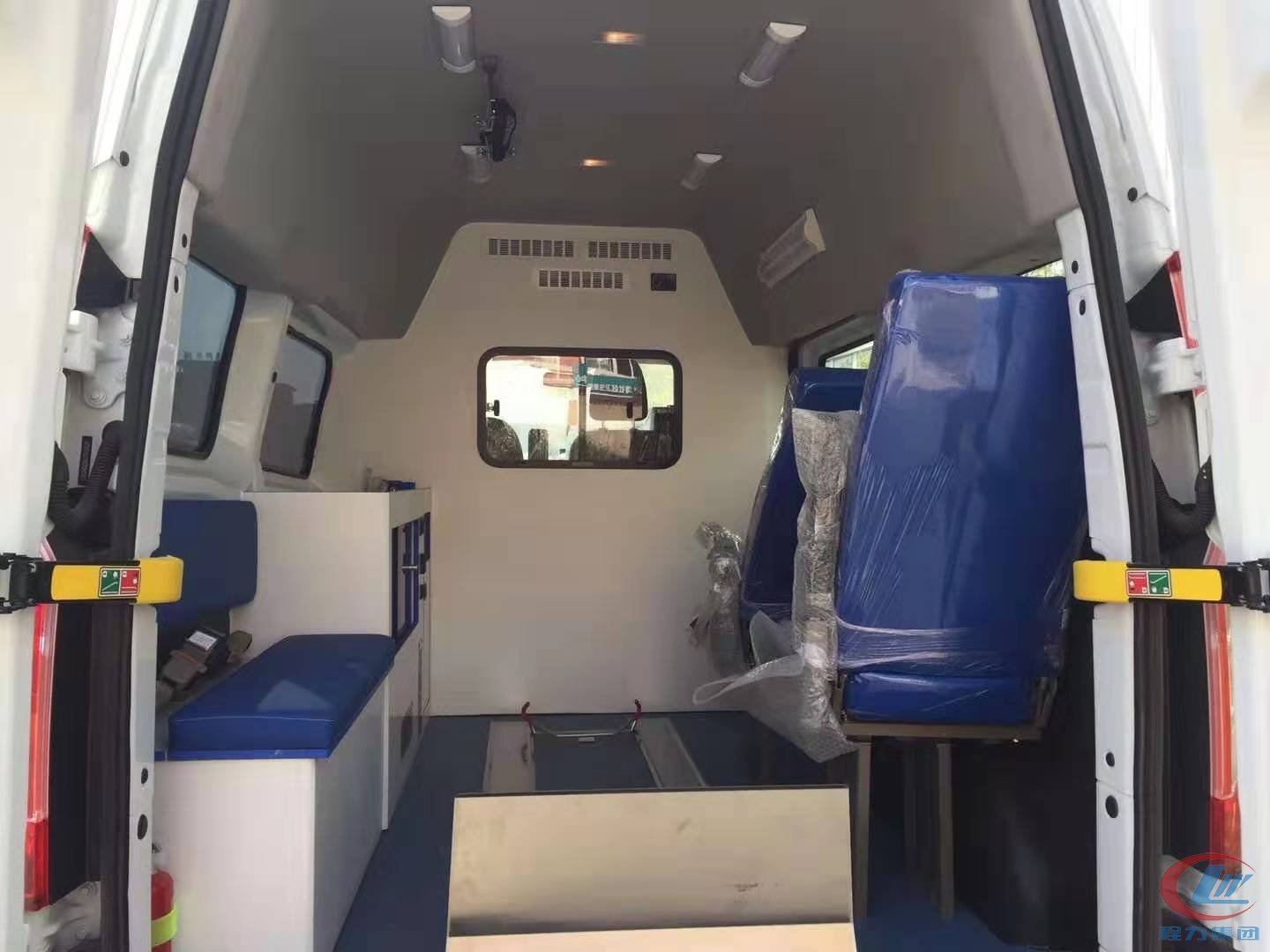bg大游福特v362短轴中顶转运型救护车