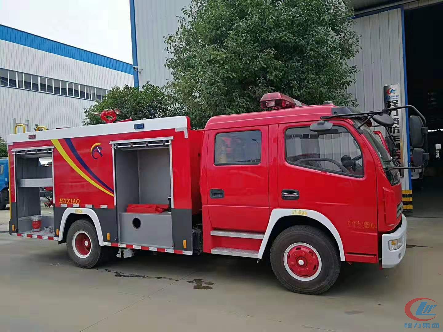bg大游东风多利卡水罐消防车背面图