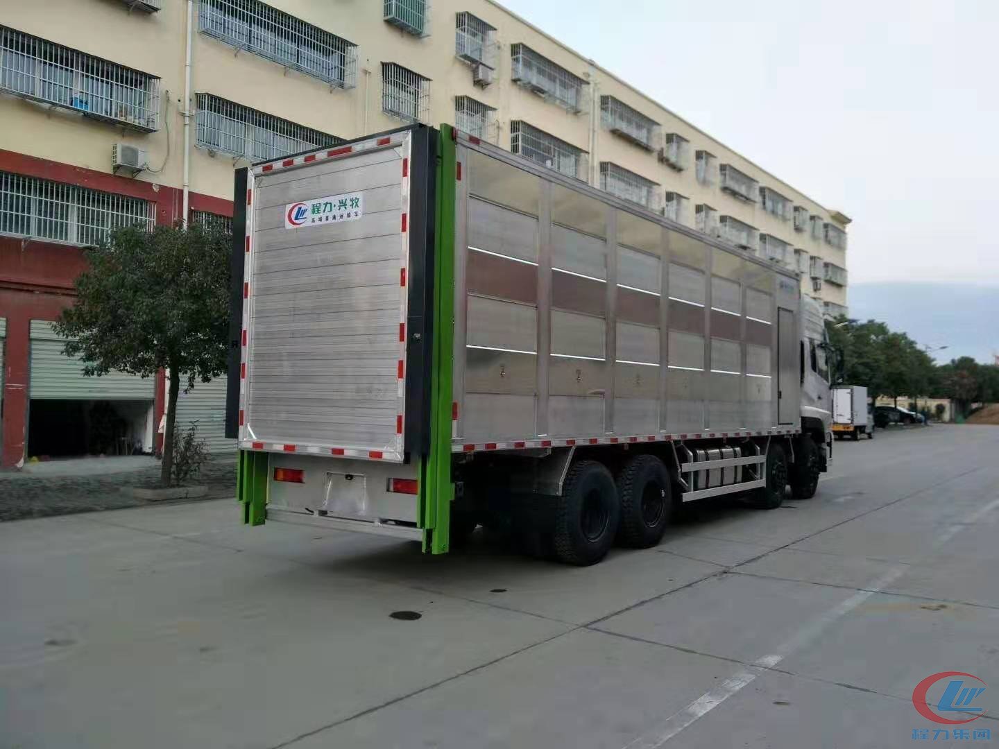 bg大游东风天龙恒温运猪车