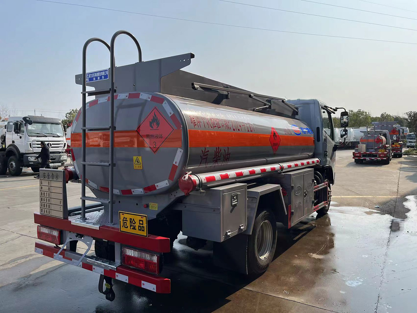 国六bg大游牌东风小福瑞卡/多利卡5方加油车