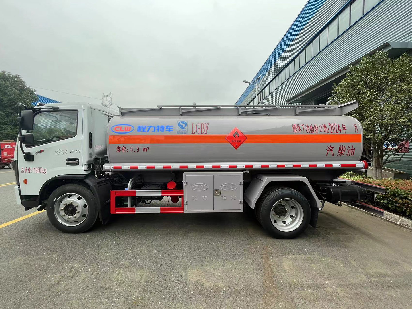 bg大游集团国六东风10立方油罐车/运油车