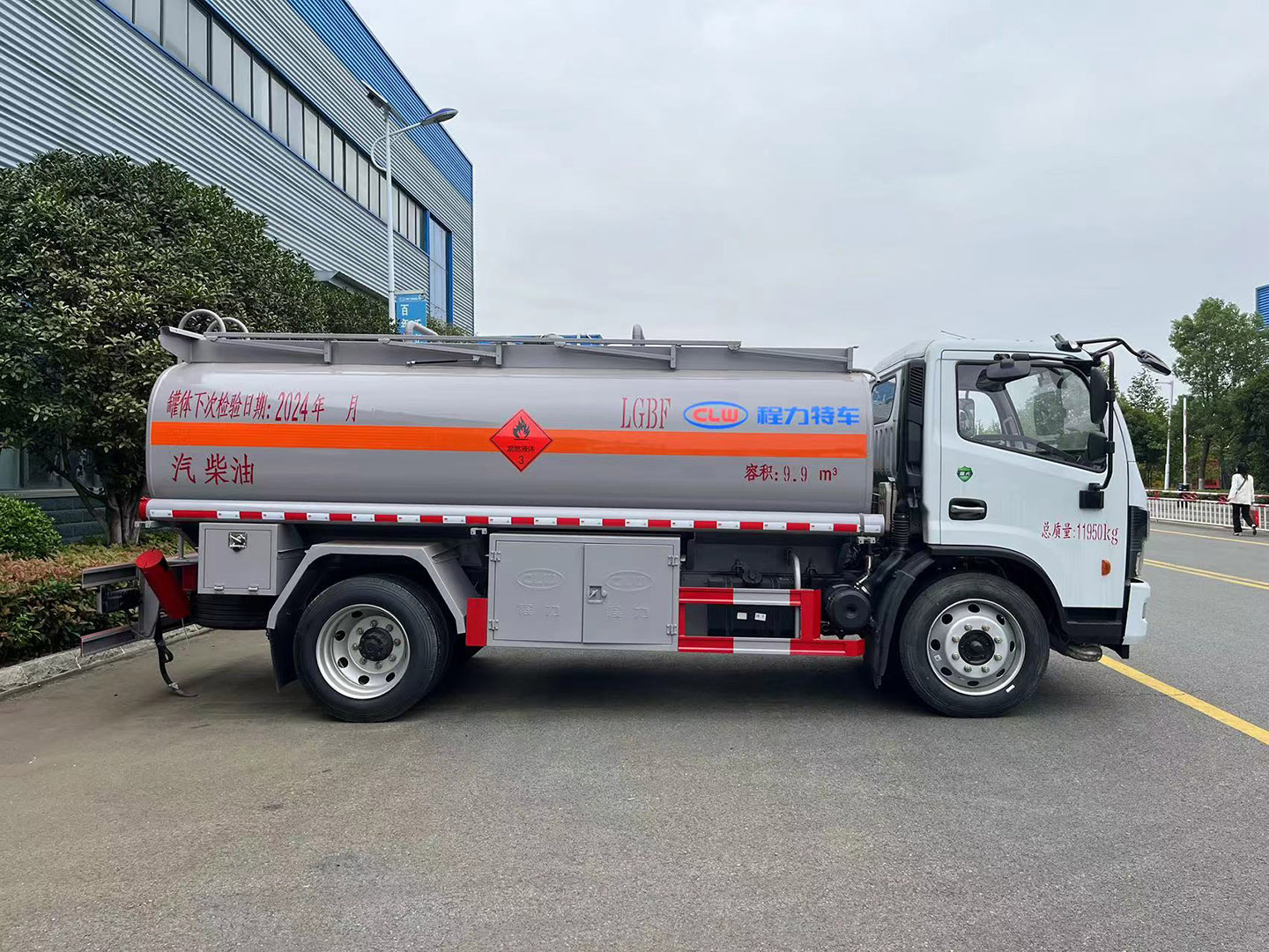 bg大游集团国六东风10立方油罐车/加油车