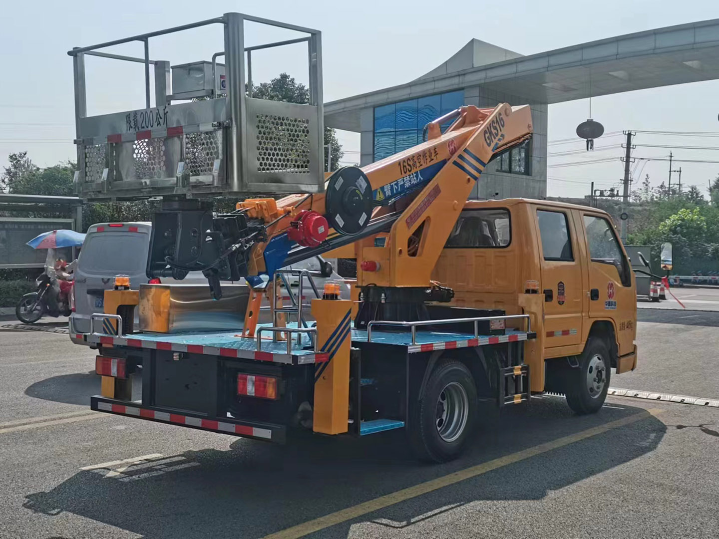 bg大游集团蓝牌双排驾驶室伸缩臂高空作业车