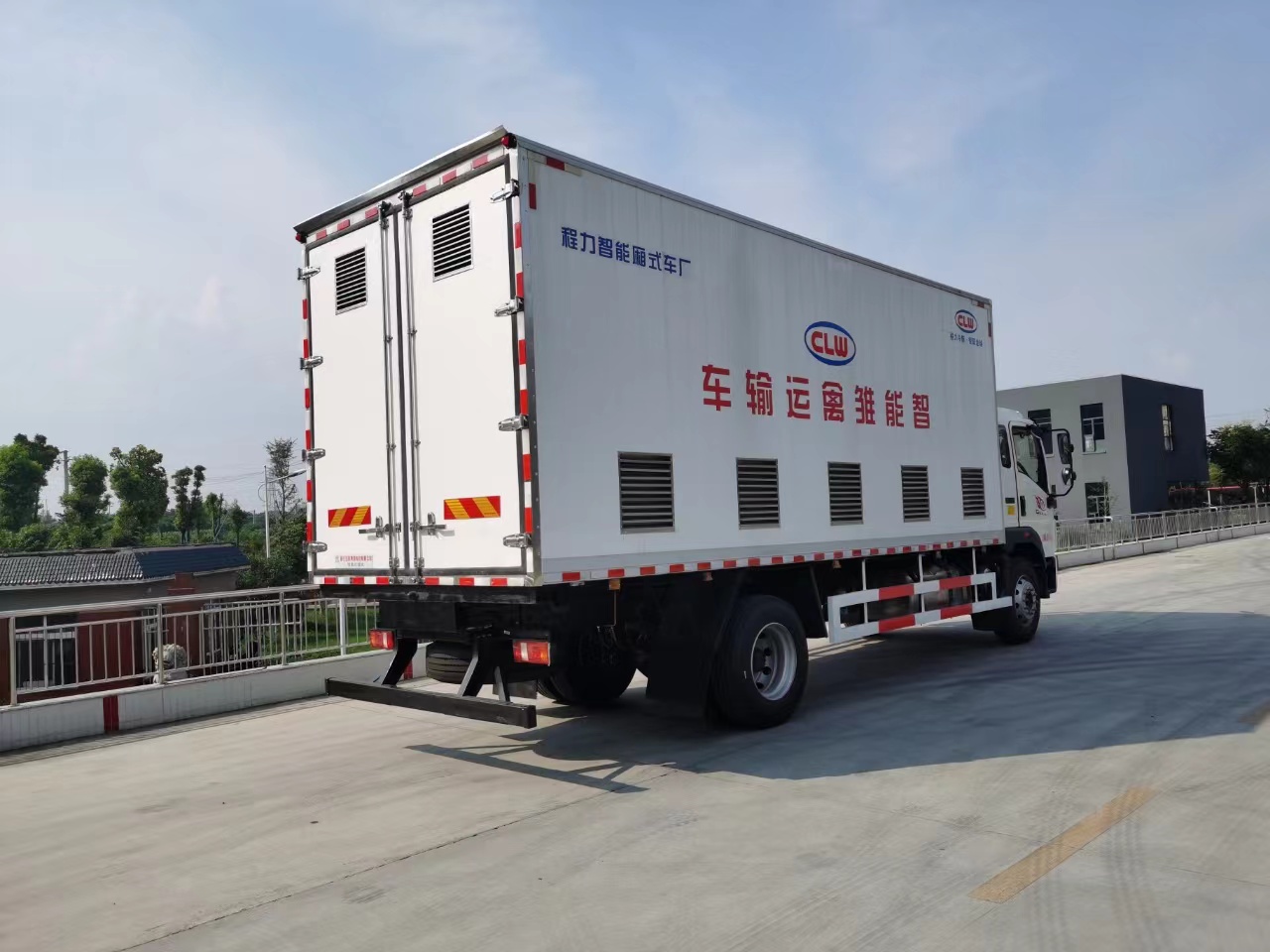 bg大游牌国六重汽豪沃智能恒温畜禽运输车
