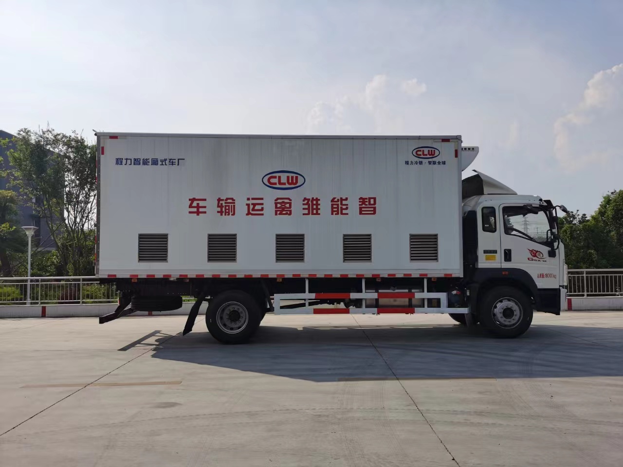 bg大游牌国六重汽豪沃智能恒温畜禽运输车