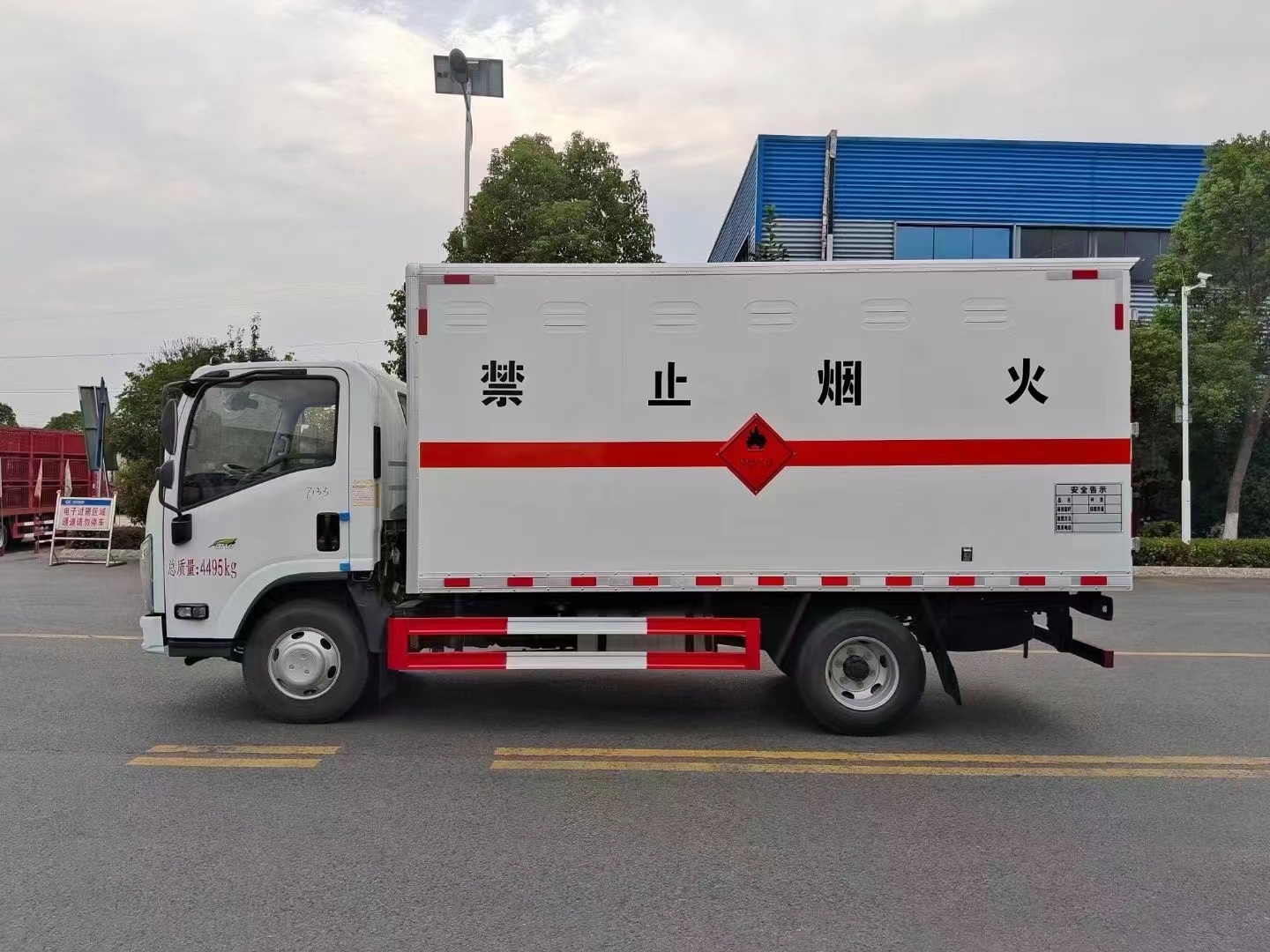bg大游集团专用车系列五十铃爆破器材运输车